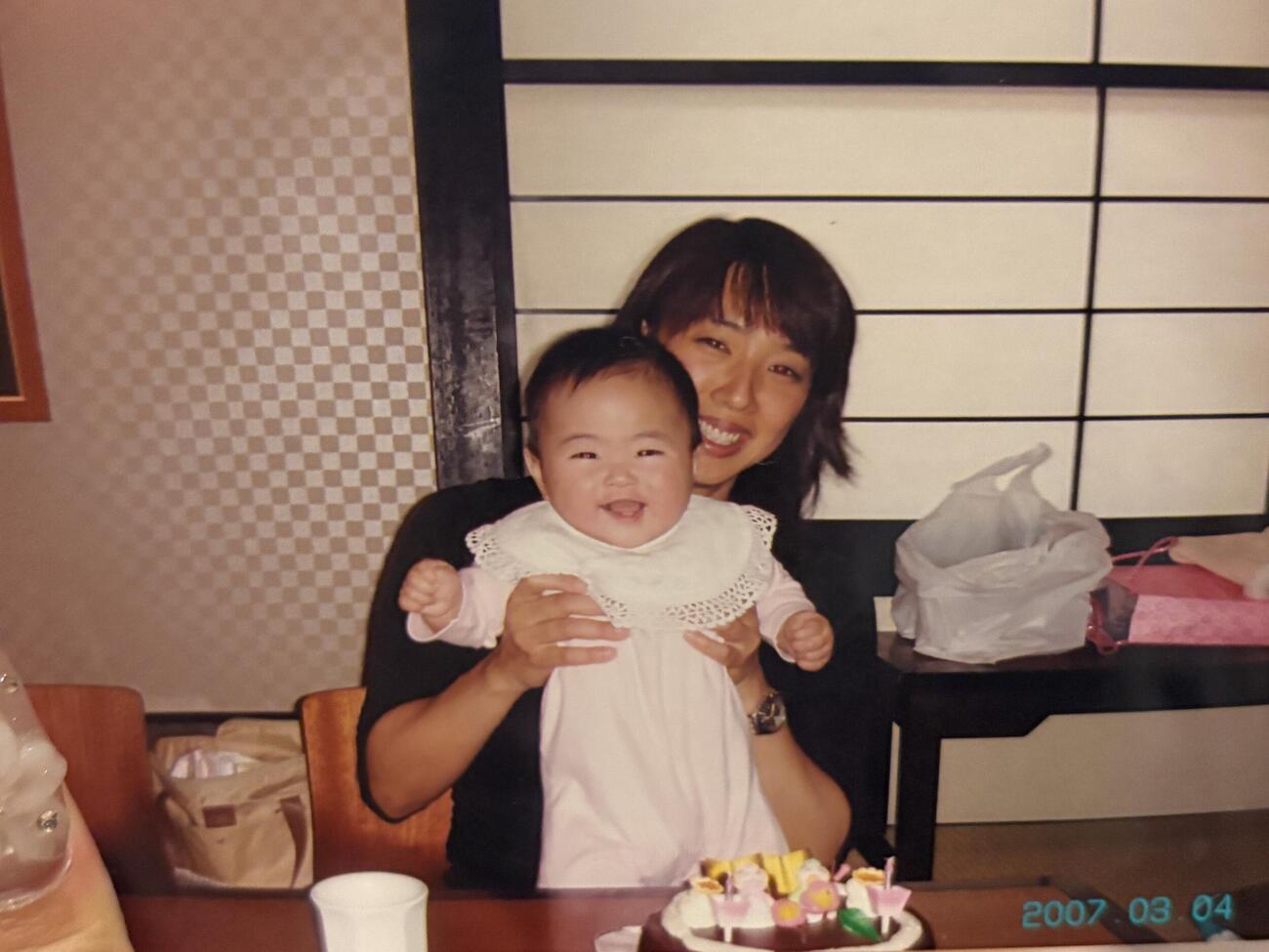 0歳の宮下結衣と母小谷実可子さん