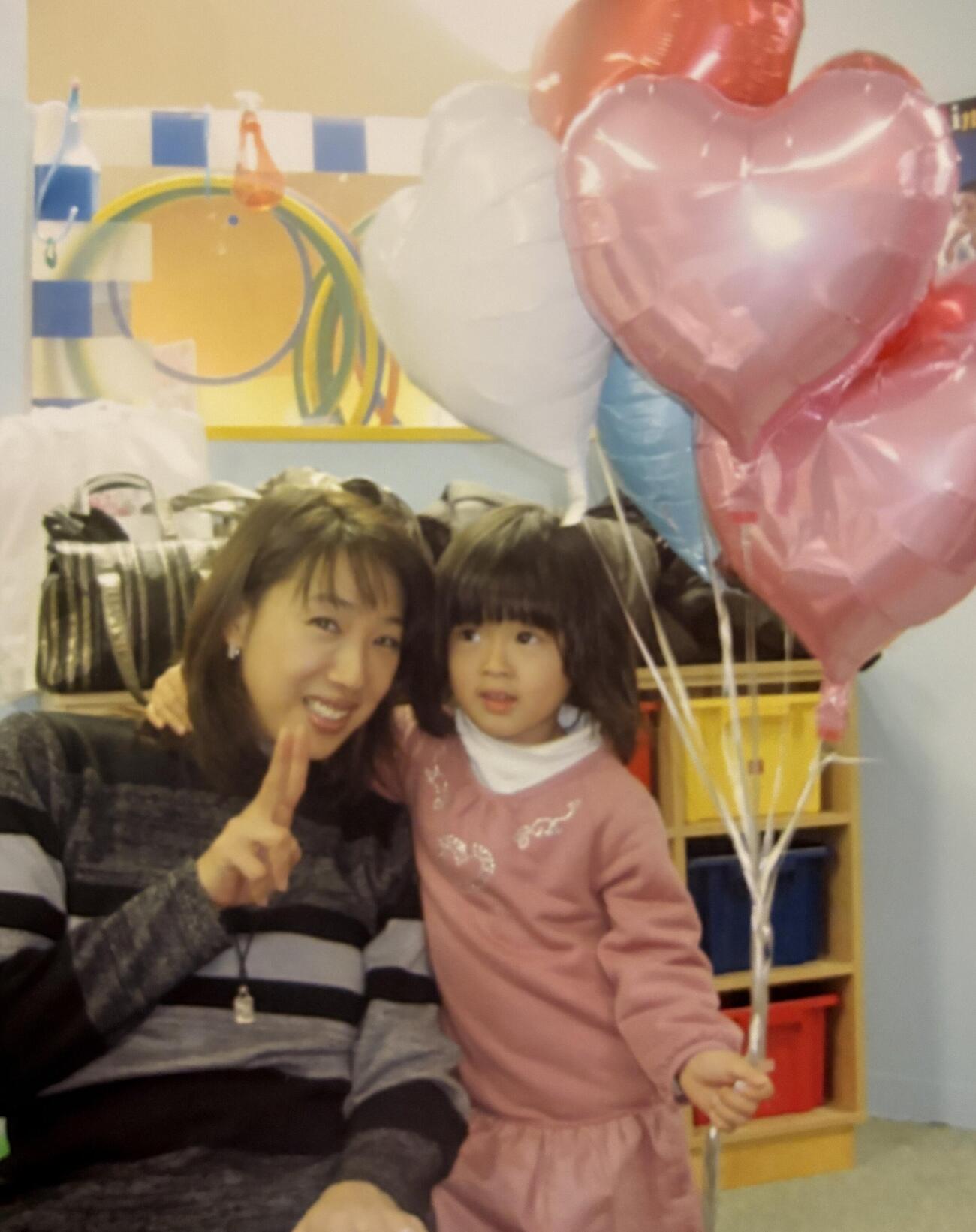 幼稚園に通っていた頃の宮下結衣と母小谷実可子さん