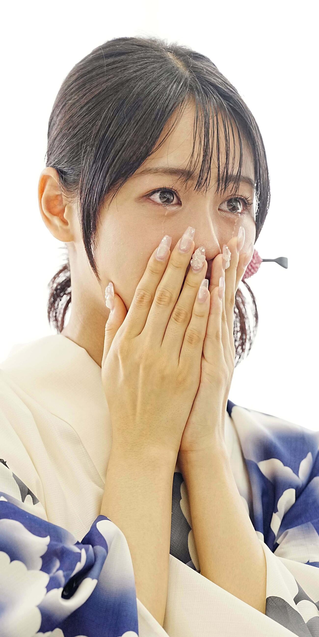 母からの手紙が披露されるサプライズに感極まる宮下結衣（撮影・小沢裕）