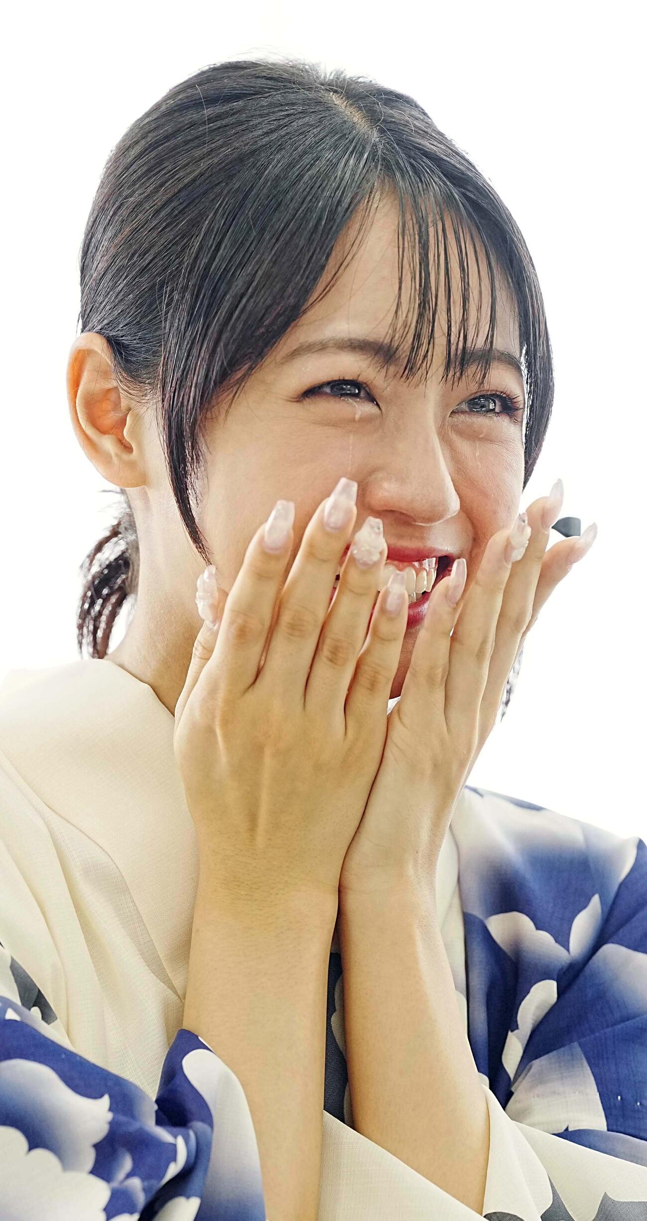母からの手紙が披露されるサプライズに感極まる宮下結衣（撮影・小沢裕）