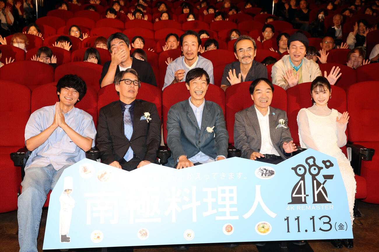 映画「南極料理人　4Kリマスター」緊急プレミア同窓会　フォトセッションで笑顔の、前列左から高良健吾、生瀬勝久、堺雅人、きたろう、小野花梨、後列左から沖田修一監督、黒田大輔、古舘寛治、小浜正寛（撮影・浅見桂子）