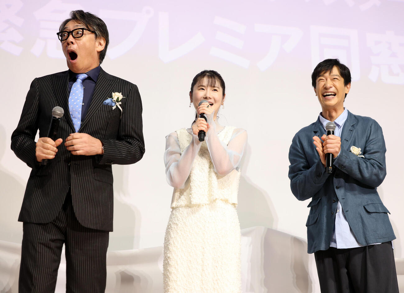 映画「南極料理人　4Kリマスター」緊急プレミア同窓会で笑顔であいさつする、左から生瀬勝久、小野花梨、堺雅人（撮影・浅見桂子）