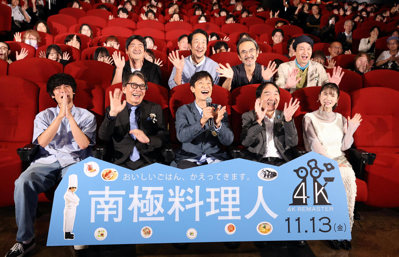映画「南極料理人　4Kリマスター」緊急プレミア同窓会　フォトセッションで笑顔の、前列左から高良健吾、生瀬勝久、堺雅人、きたろう、小野花梨、後列左から沖田修一監督、黒田大輔、古舘寛治、小浜正寛（撮影・浅見桂子）