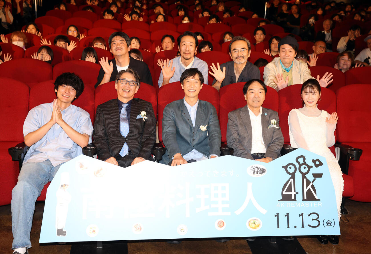 映画「南極料理人　4Kリマスター」緊急プレミア同窓会　フォトセッションで笑顔の、前列左から高良健吾、生瀬勝久、堺雅人、きたろう、小野花梨、後列左から沖田修一監督、黒田大輔、古舘寛治、小浜正寛（撮影・浅見桂子）