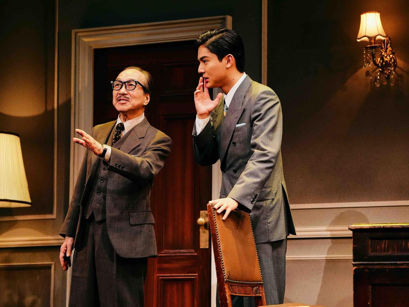 舞台「アメリカン・ドリーム」に出演する小日向文世（左）、中川大志（細野晋司氏撮影）