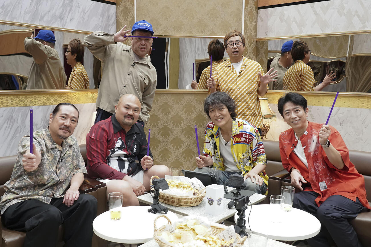 「ダウプラ解放区」第1弾として21日＆28日に配信する「芸人王様ゲーム」に出演する前列左から笑い飯西田幸治、鬼越トマホーク良ちゃん、千原ジュニア、フットボールアワー後藤輝基、後列左から野性爆弾くっきー!、おいでやす小田