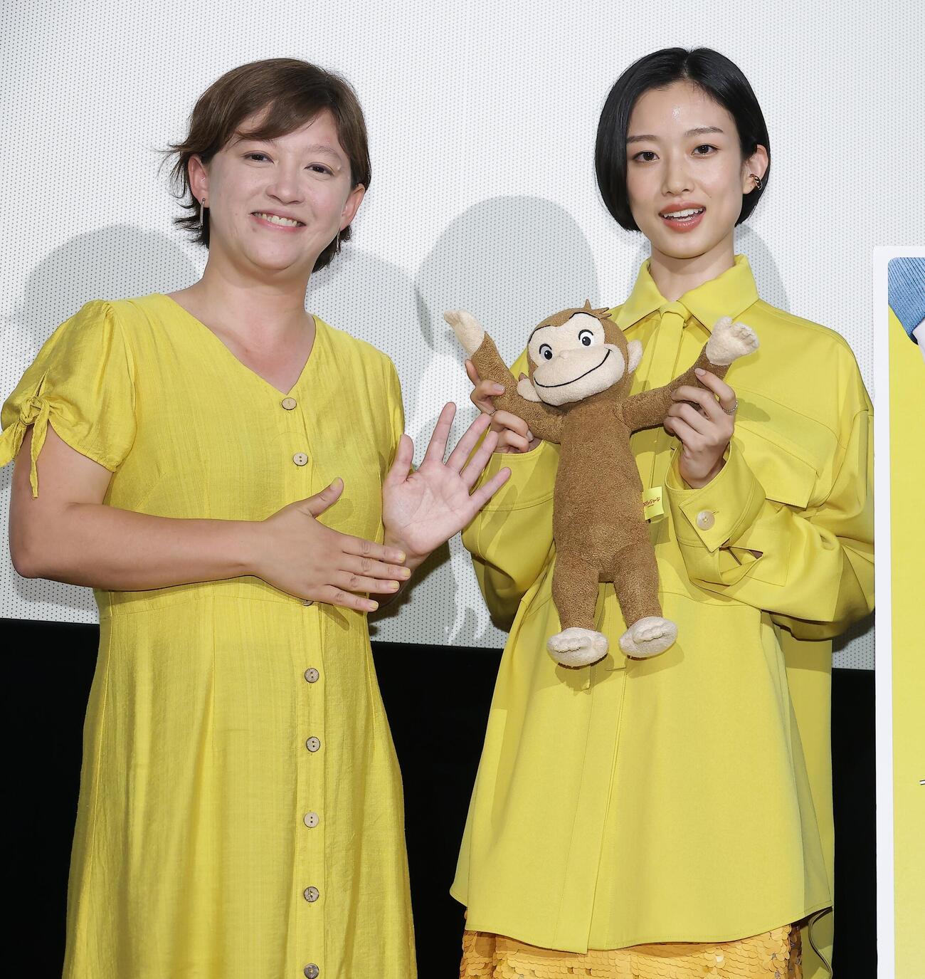 映画「モンキービジネス」公開記念舞台あいさつを行う山崎エマ監督（左）と河合優実（撮影・中島郁夫）