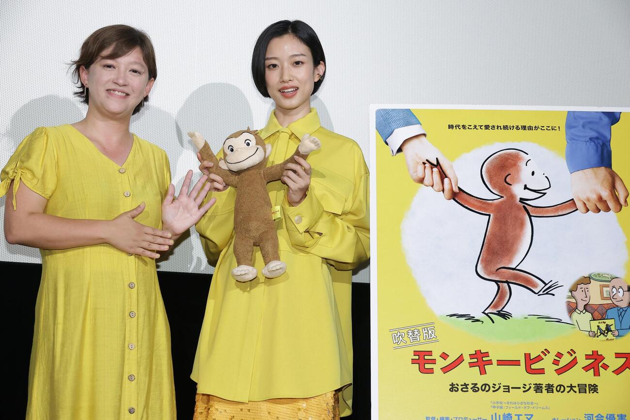 映画「モンキービジネス」公開記念舞台あいさつを行う山崎エマ監督（左）と河合優実（撮影・中島郁夫）