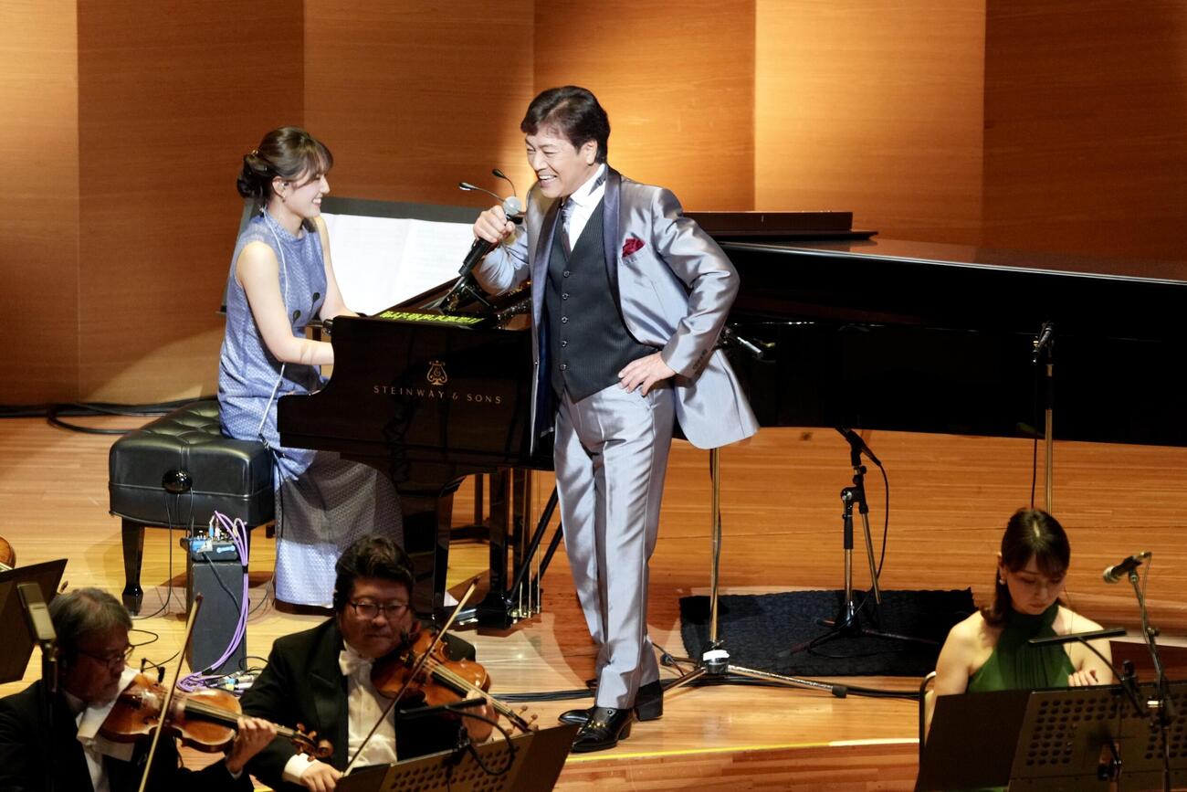 「野口五郎　GORO NOGUCHI CONCERT 2026 A new chapter～新たな章へ～」で共演して笑顔を見せる、長女のピアニスト文音（左）と野口五郎