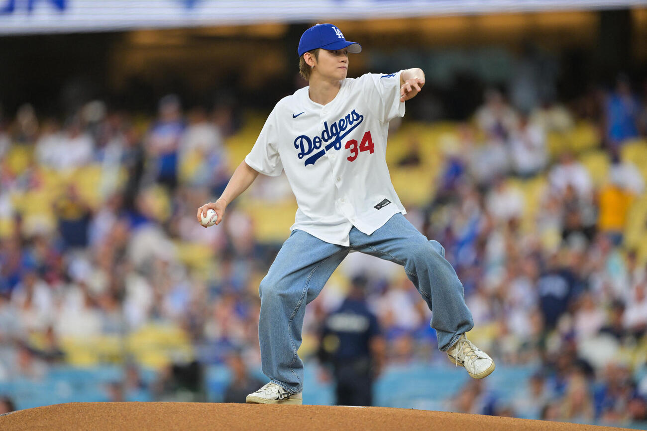 2026年8月13日、ドジャース戦で始球式に臨んだTOMORROW×TOGETHERのYEONJUN（ロイター）