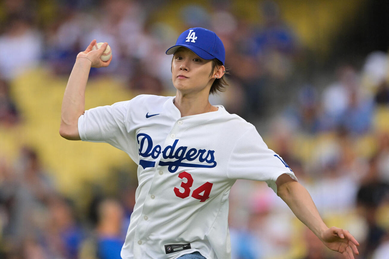 ドジャース戦で始球式に臨んだTOMORROW×TOGETHERのYEONJUN（ロイター）