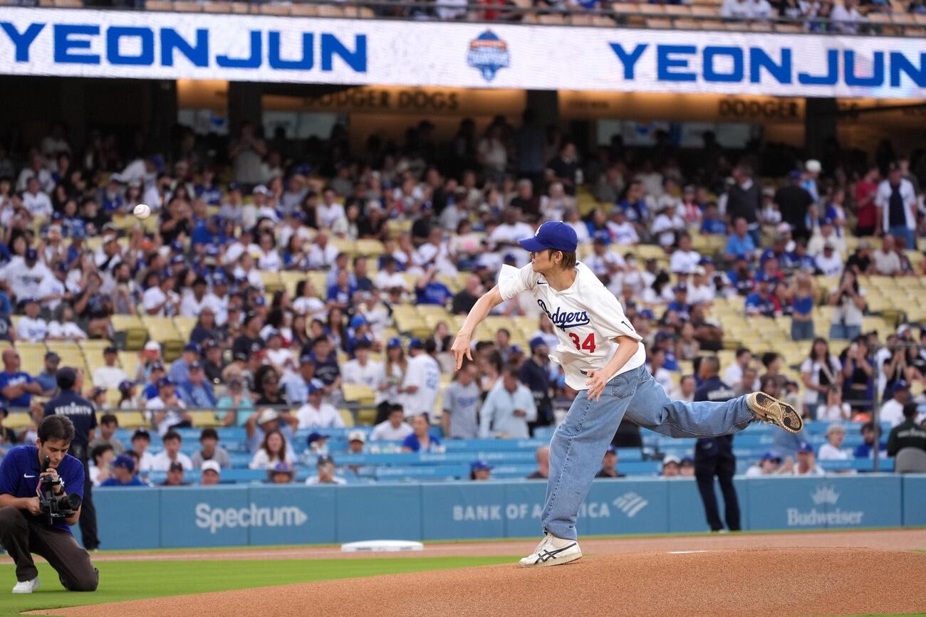 Entertainer Yeonjun throws out the ceremonial first pitch prior to a baseball game between the Los Angeles Dodgers and the Milwaukee Brewers, Thursday, Aug. 13, 2026, in Los Angeles. (AP Photo／Mark J. Terrill)