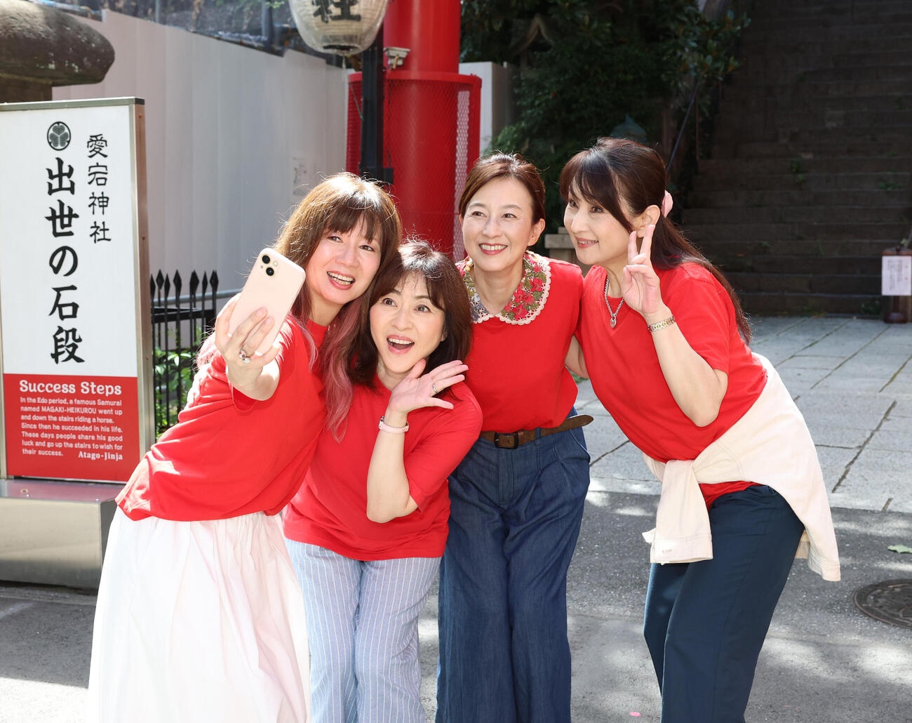 愛宕神社にコンサート成功祈願にきたお神セブンは自撮りをする。左から桑田靖子、松本明子、森尾由美、小林千絵（撮影・増田悦実）