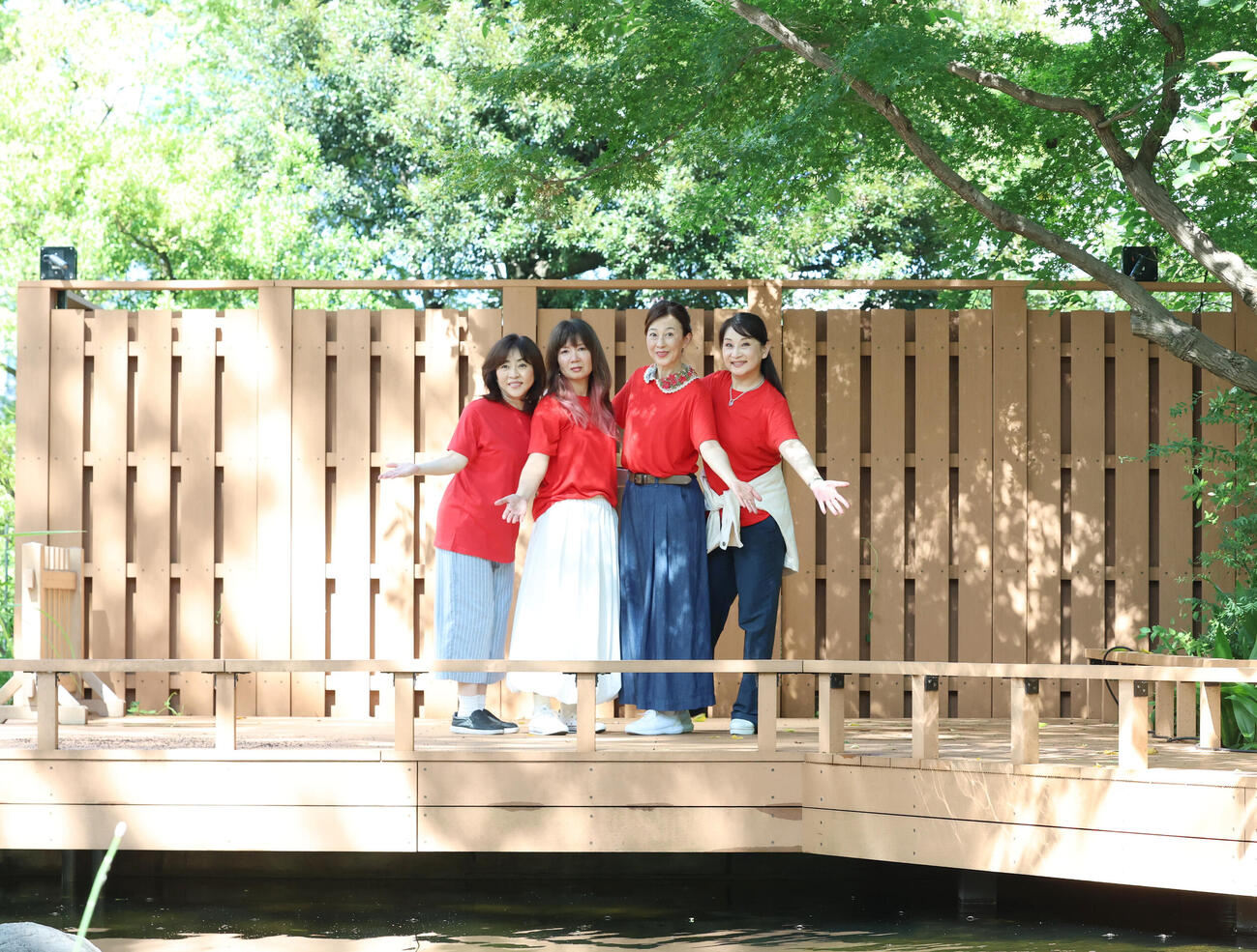 愛宕神社を参拝を終え笑顔を見せる左から松本明子、桑田靖子、森尾由美、小林千絵（撮影・増田悦実）