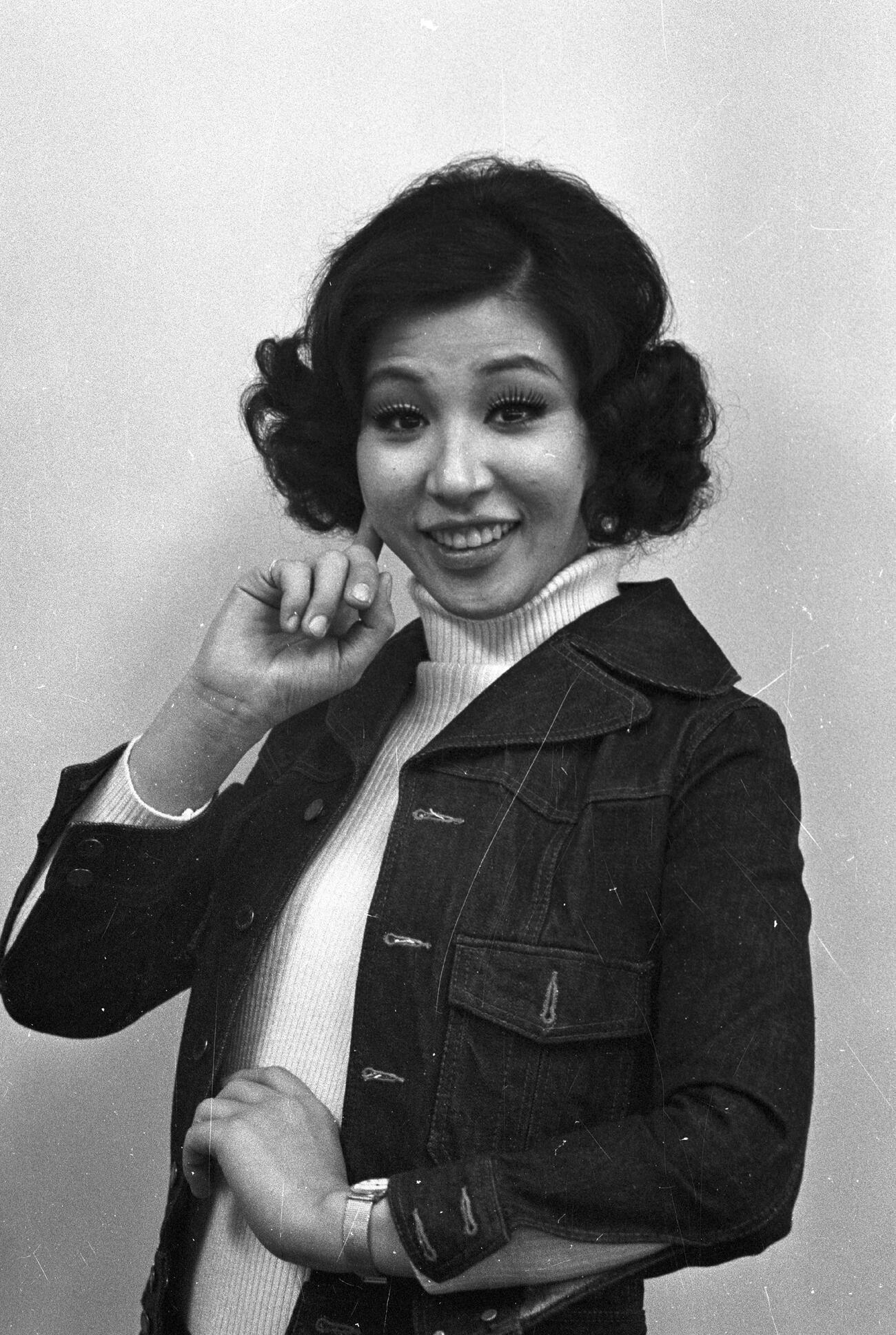 ポーズをとり笑顔を見せる和田アキ子（1972年1月撮影）