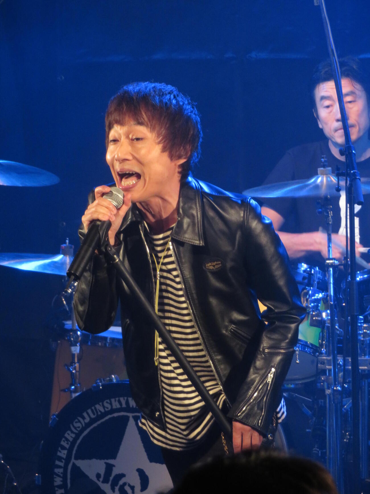 ミニライブで熱唱する宮田和弥（2019年5月撮影）