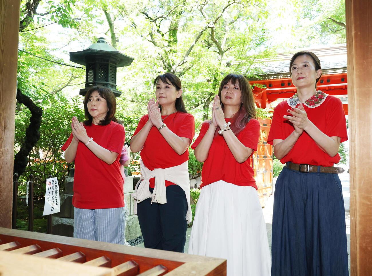 「83年組アイドル　アラ!?還ライブ」の成功祈願のために愛宕神社に参拝する、左から松本明子、小林千絵、桑田靖子、森尾由美（撮影・増田悦実）