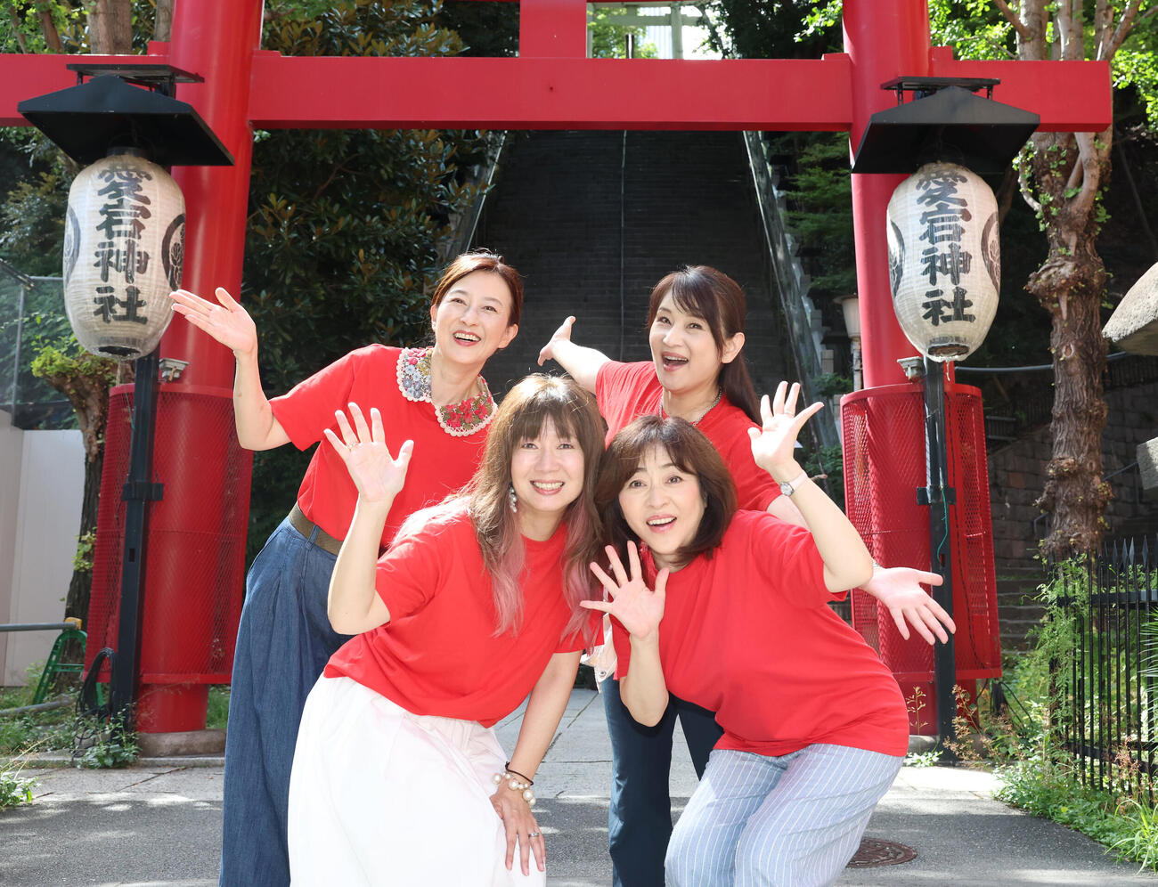 愛宕神社にコンサート成功祈願にきたお神セブン。上段左から時計回りに森尾由美、小林千絵、松本明子、桑田靖子（撮影・増田悦実）