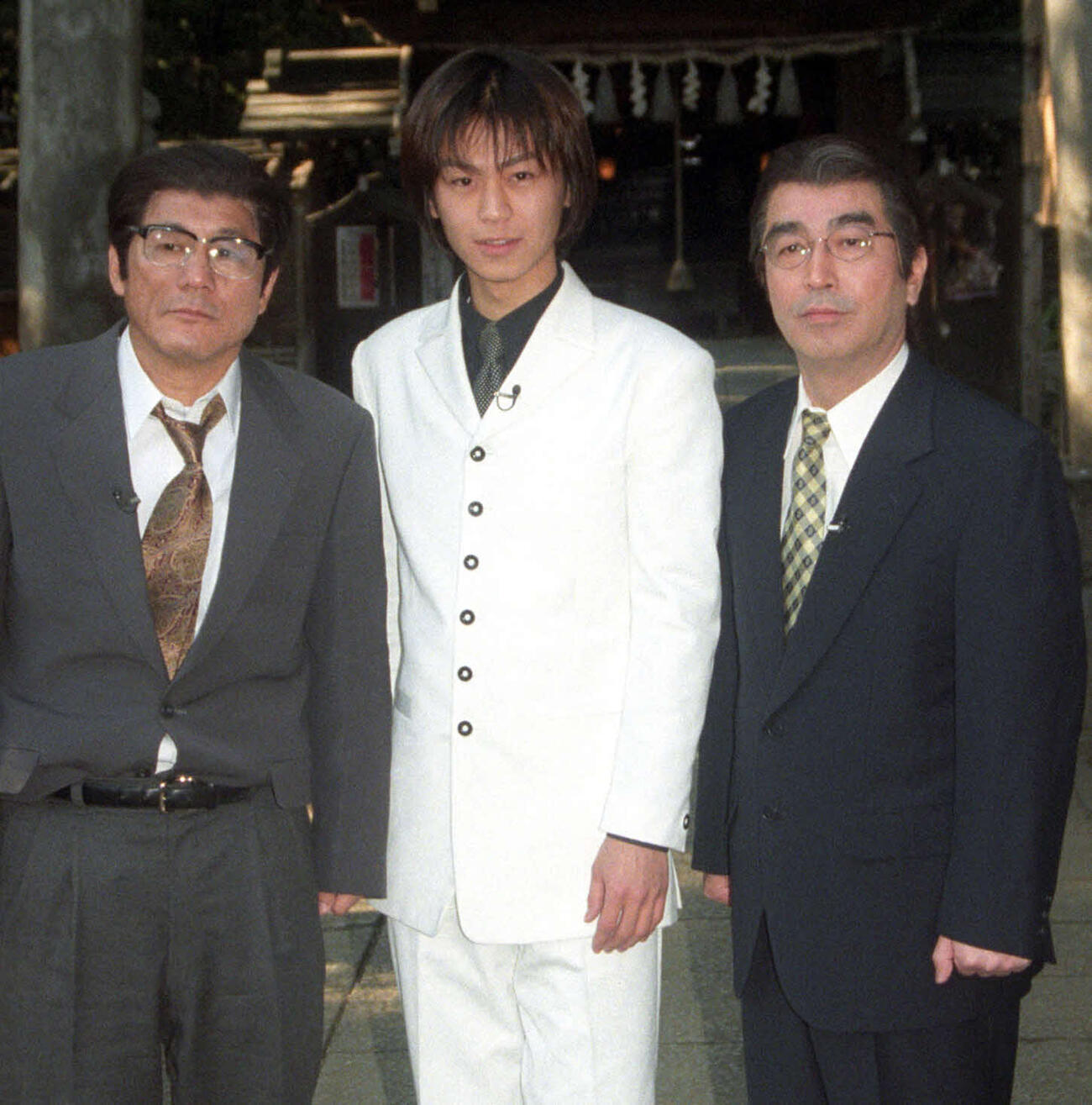 00年2月、氷川きよし（中央）のデビュー曲「箱根八里の半次郎」ヒット祈願を行うビートたけし（左）と志村けんさん