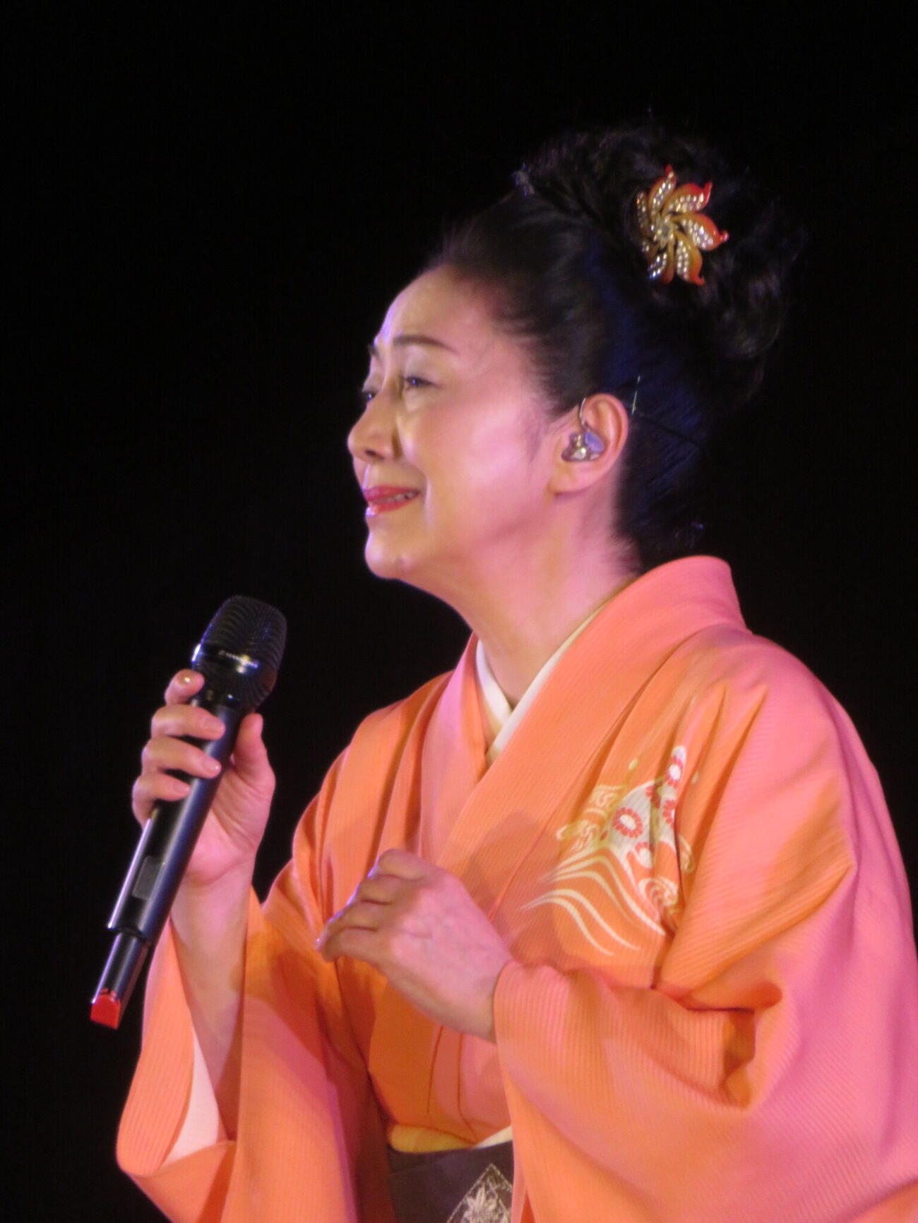 「ござれ祭り」でフリーライブを行った石川さゆり（撮影・川田和博）