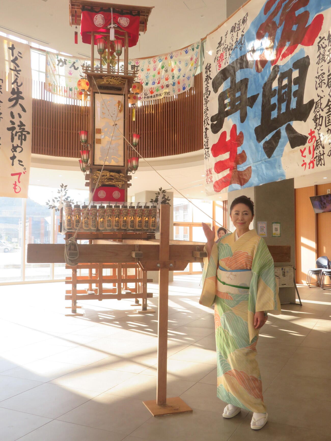 「ござれ祭り」でフリーライブ開催のため、能登町役場を訪れた石川さゆり（撮影・川田和博）