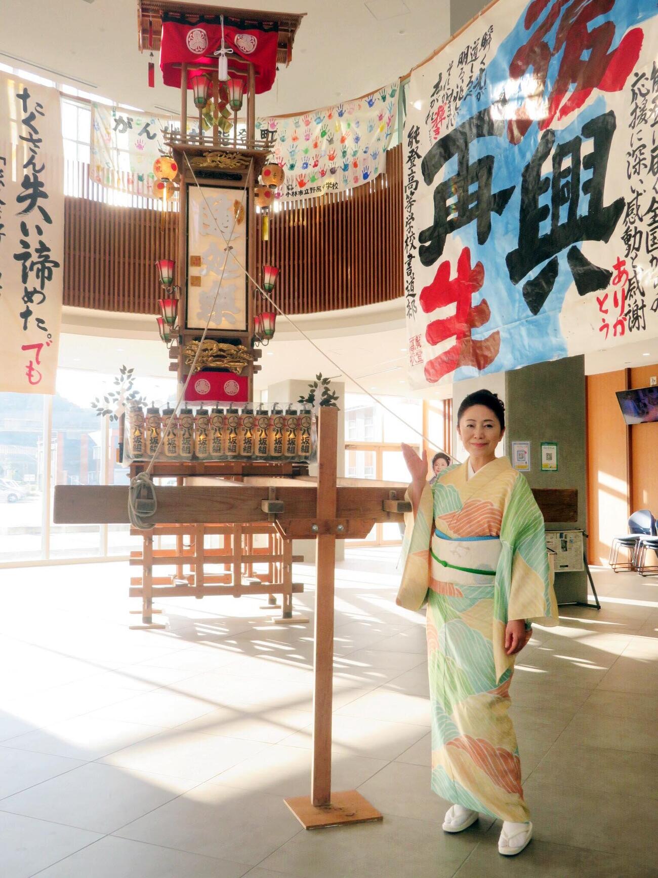 「ござれ祭り」でフリーライブ開催のため、能登町役場を訪れた石川さゆり（撮影・川田和博）