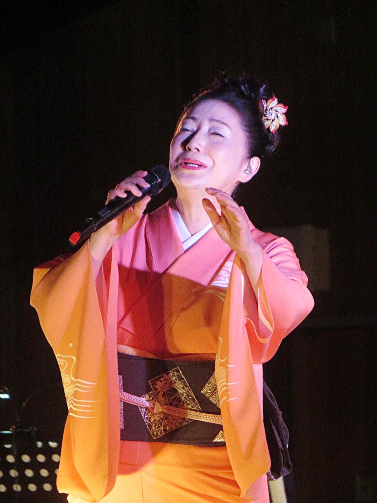 「ござれ祭り」でフリーライブを行った石川さゆり（撮影・川田和博）