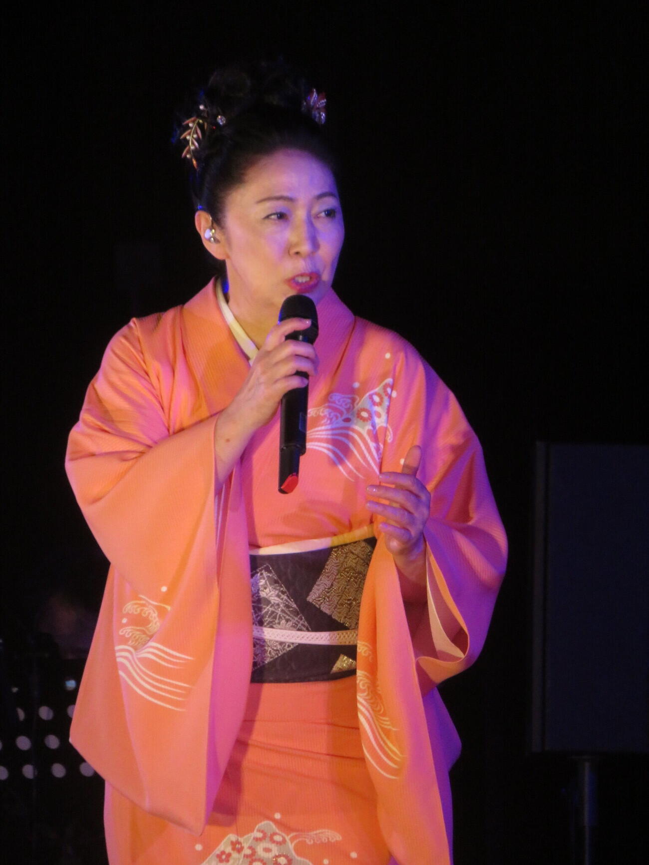 「ござれ祭り」でフリーライブを行った石川さゆり（撮影・川田和博）