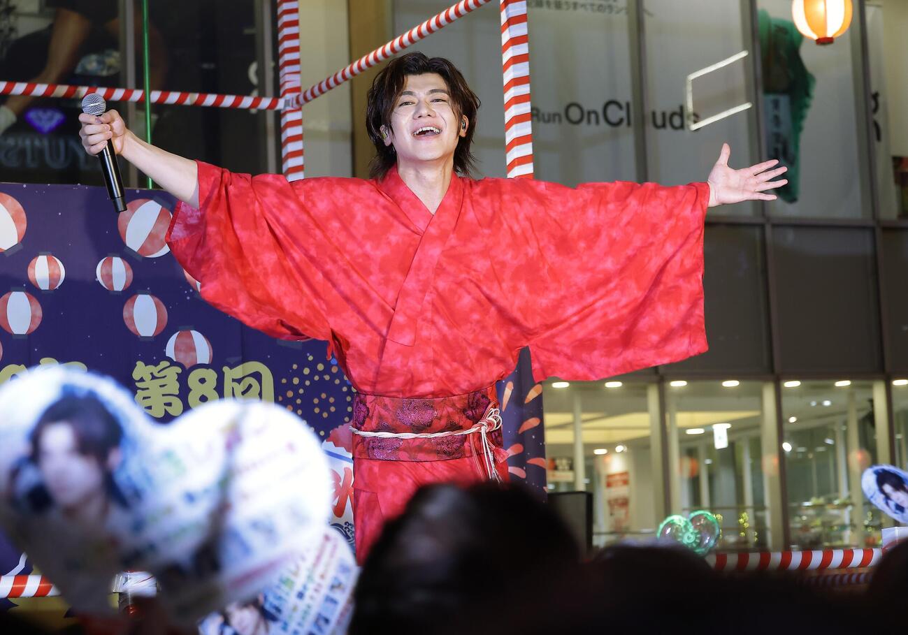 御徒町駅前をジャックした新浜レオン（撮影・中島郁夫）