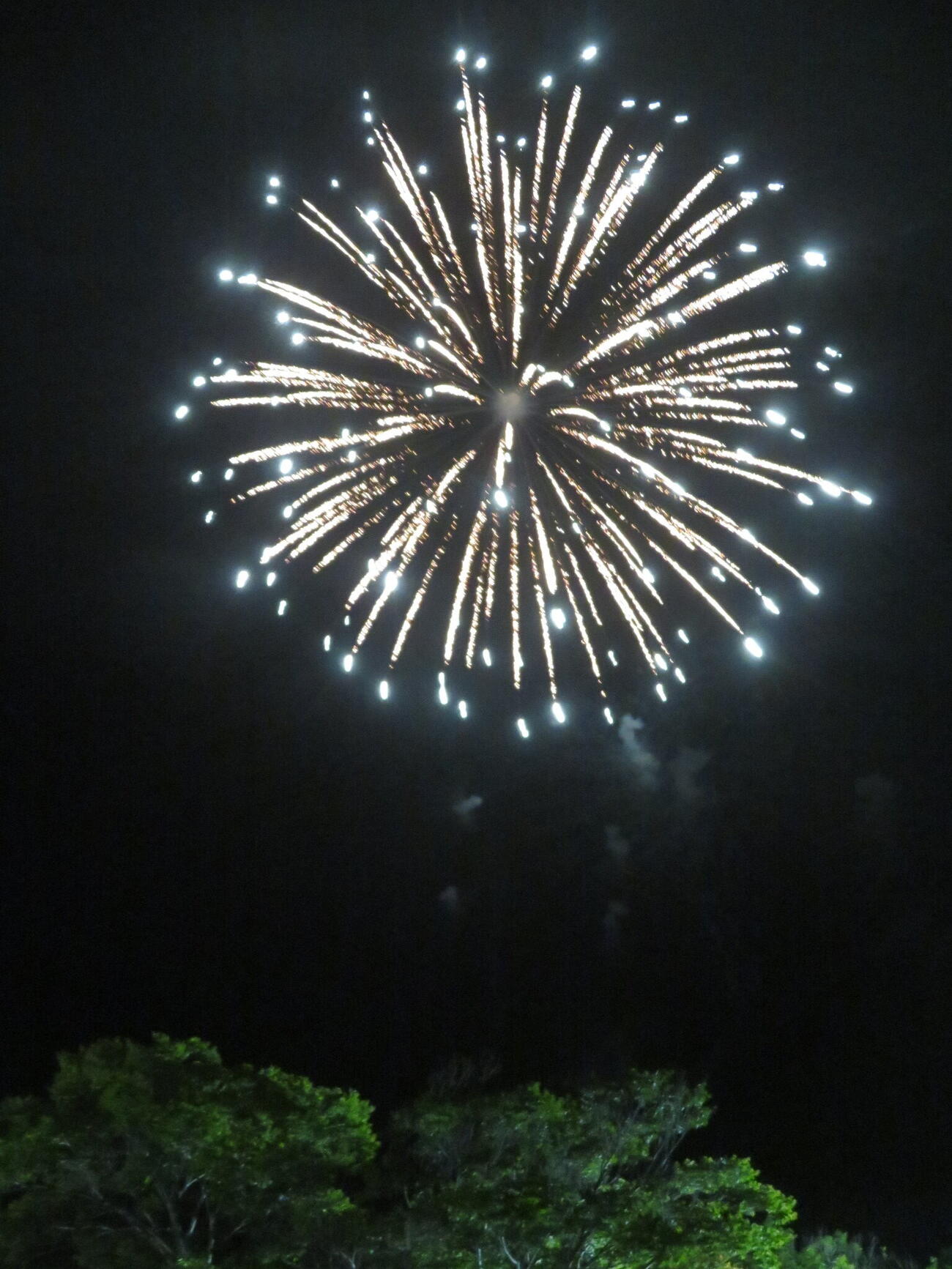 「ござれ祭り」で石川さゆりフリーライブ後に打ち上げられた花火（撮影・川田和博）