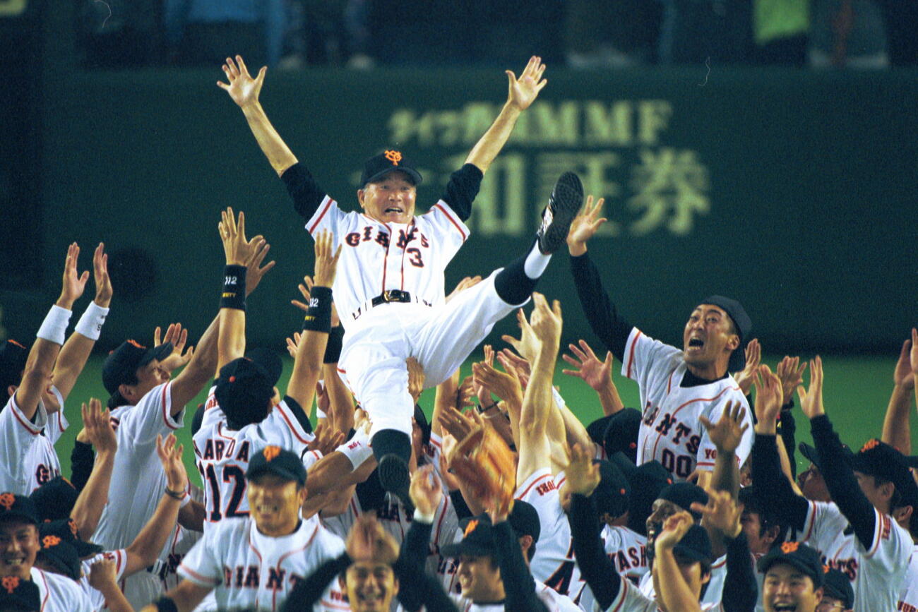 巨人がダイエーを下し日本一を決め、胴上げされる長嶋茂雄監督（2000年10月28日撮影）