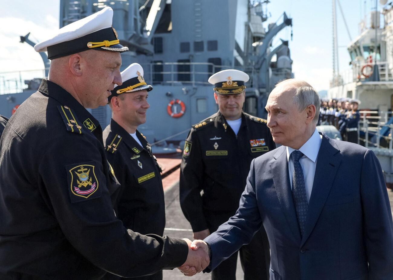 ロシアのプーチン大統領（右）（ロイター）