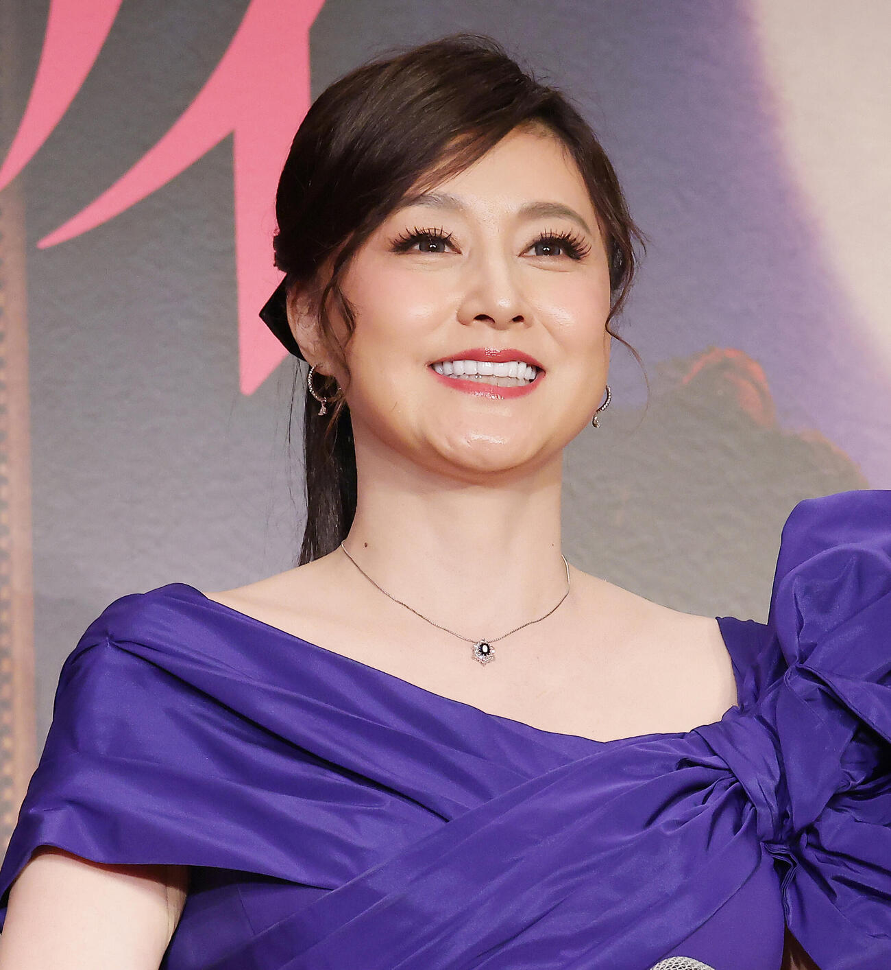 舞台「メイジ・ザ・キャッツアイ」製作発表会見であいさつする藤原紀香（撮影・中島郁夫）
