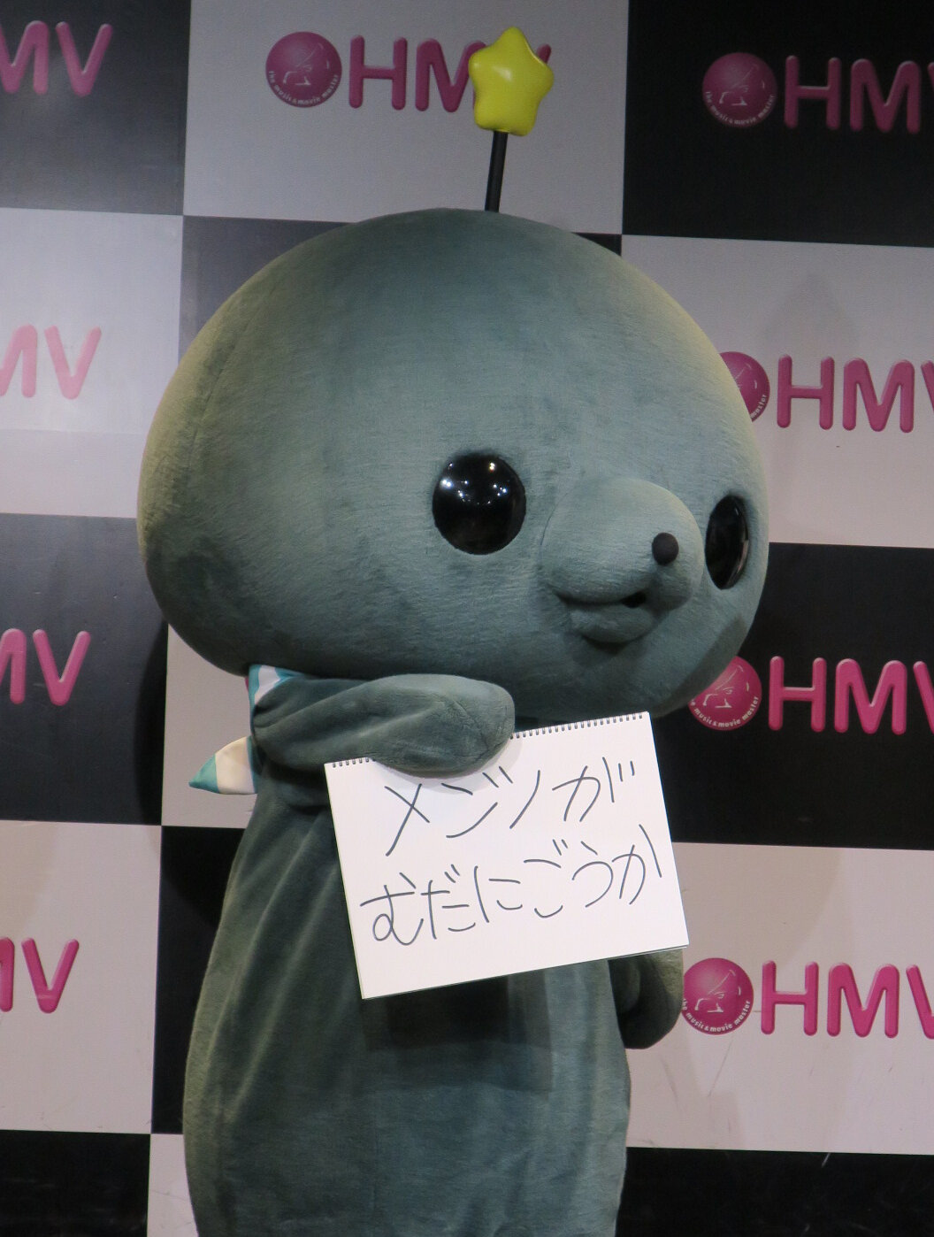 「教育番組タマ1st写真集　げんじつとうひ」発売記念イベントでフリップトークするタマ