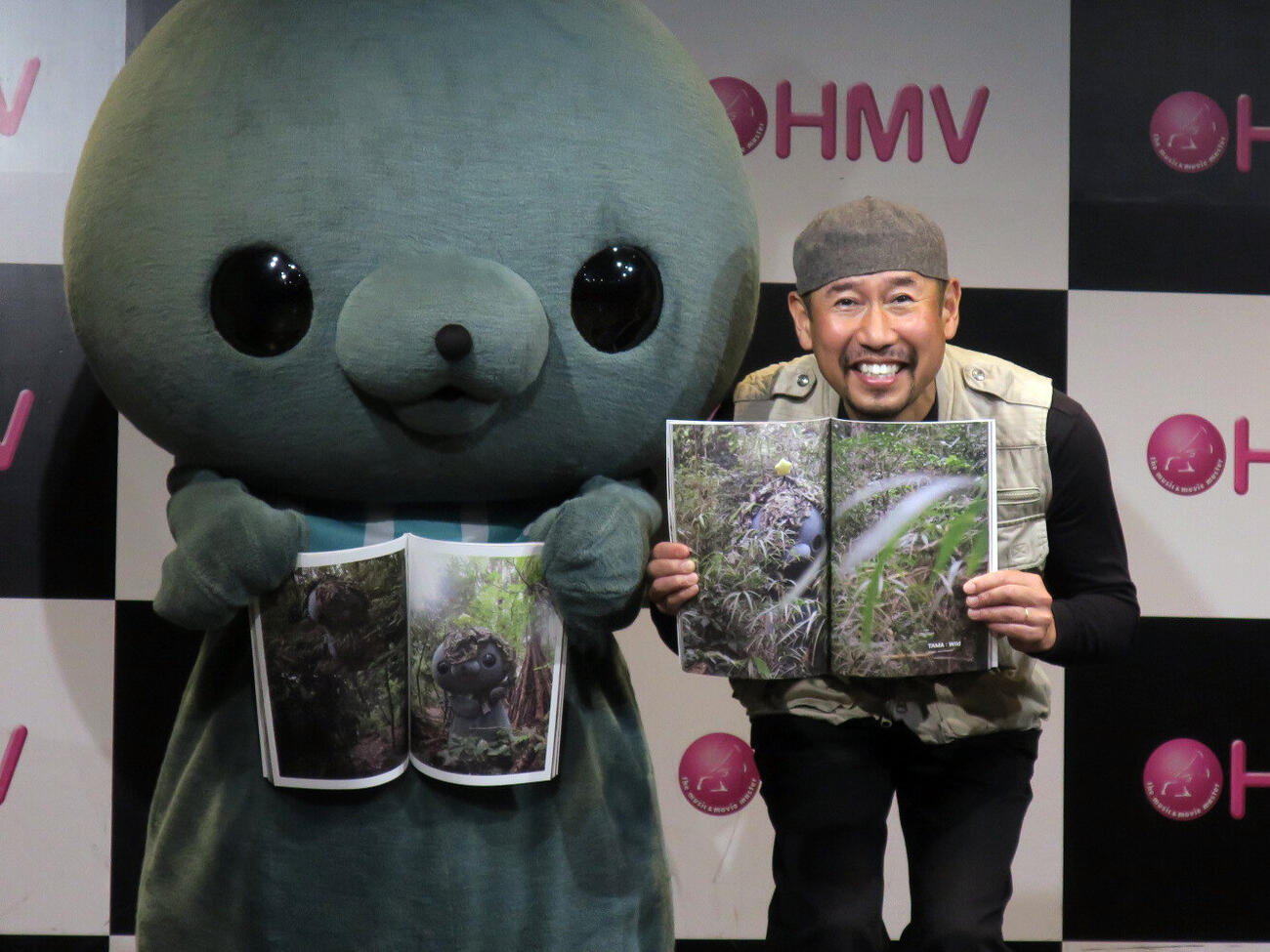 「教育番組タマ1st写真集　げんじつとうひ」発売記念イベントで。左から、タマ、渡部陽一氏