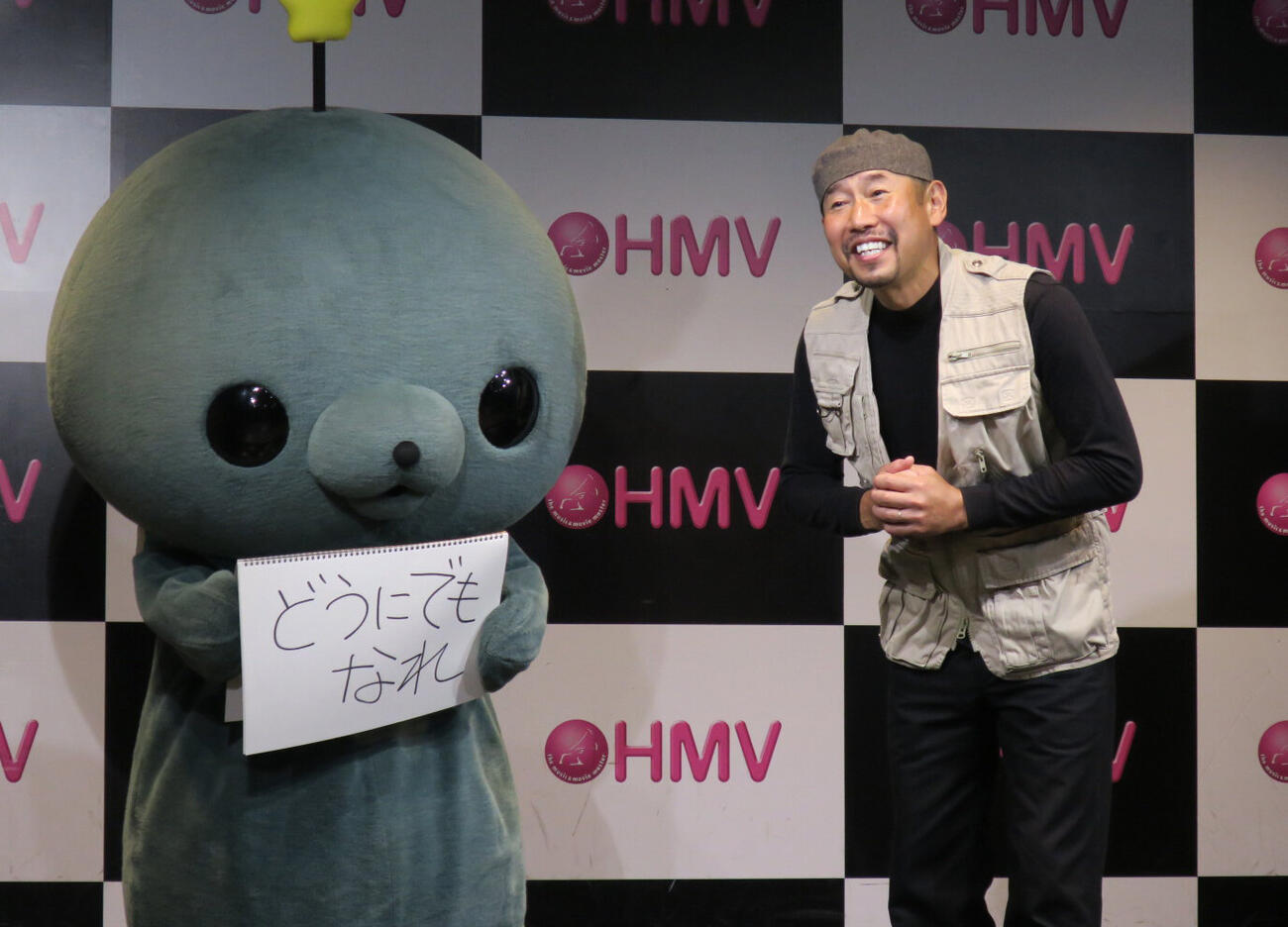 「教育番組タマ1st写真集　げんじつとうひ」発売記念イベントで。左から、タマ、渡部陽一氏