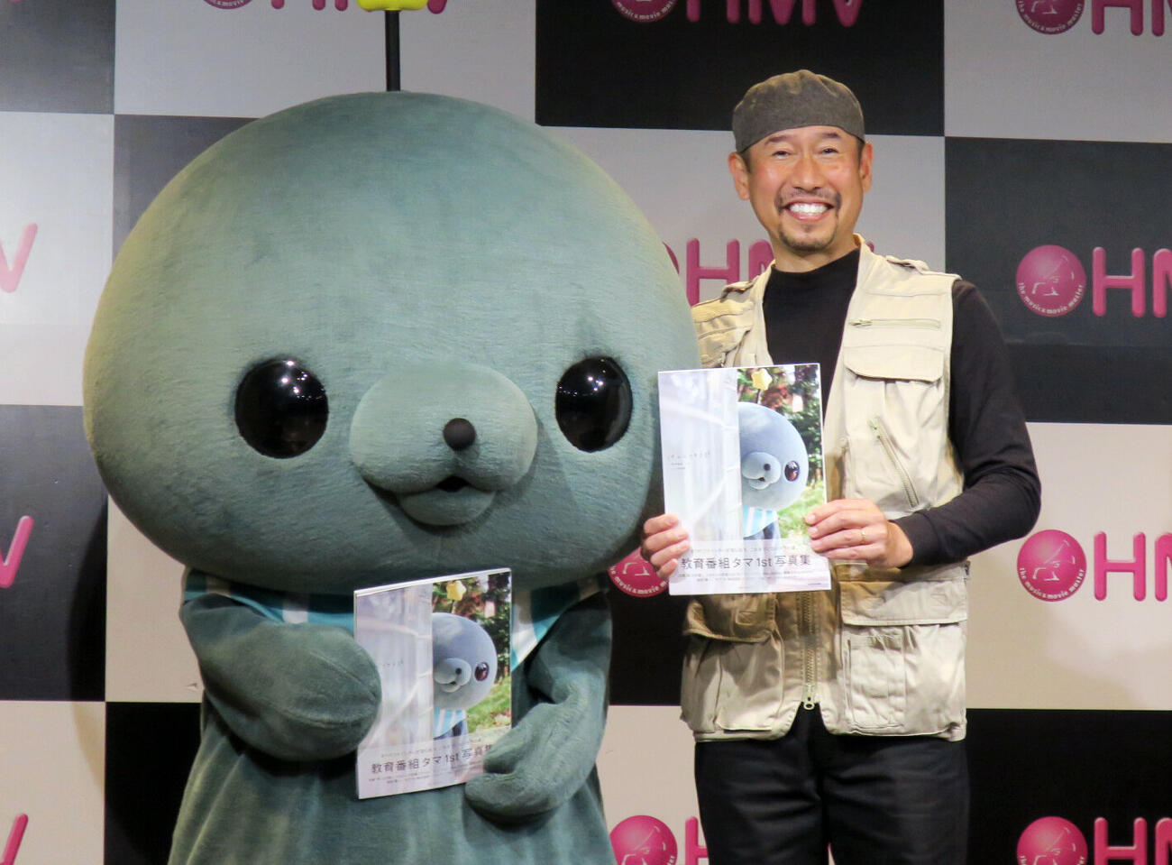 「教育番組タマ1st写真集　げんじつとうひ」発売記念イベントで。左から、タマ、渡部陽一氏