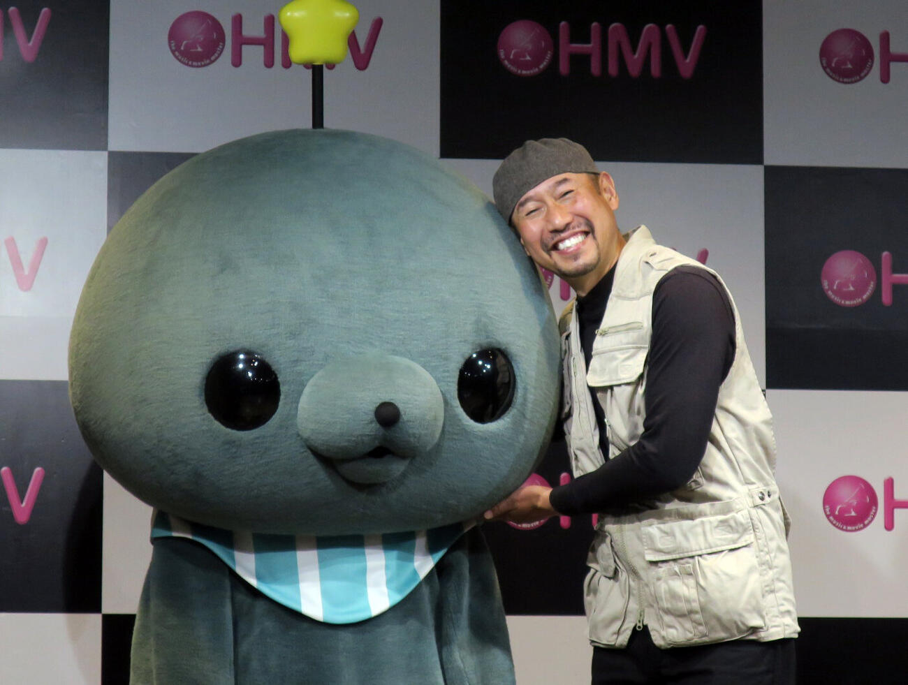 「教育番組タマ1st写真集　げんじつとうひ」発売記念イベントで。左から、タマ、渡部陽一氏