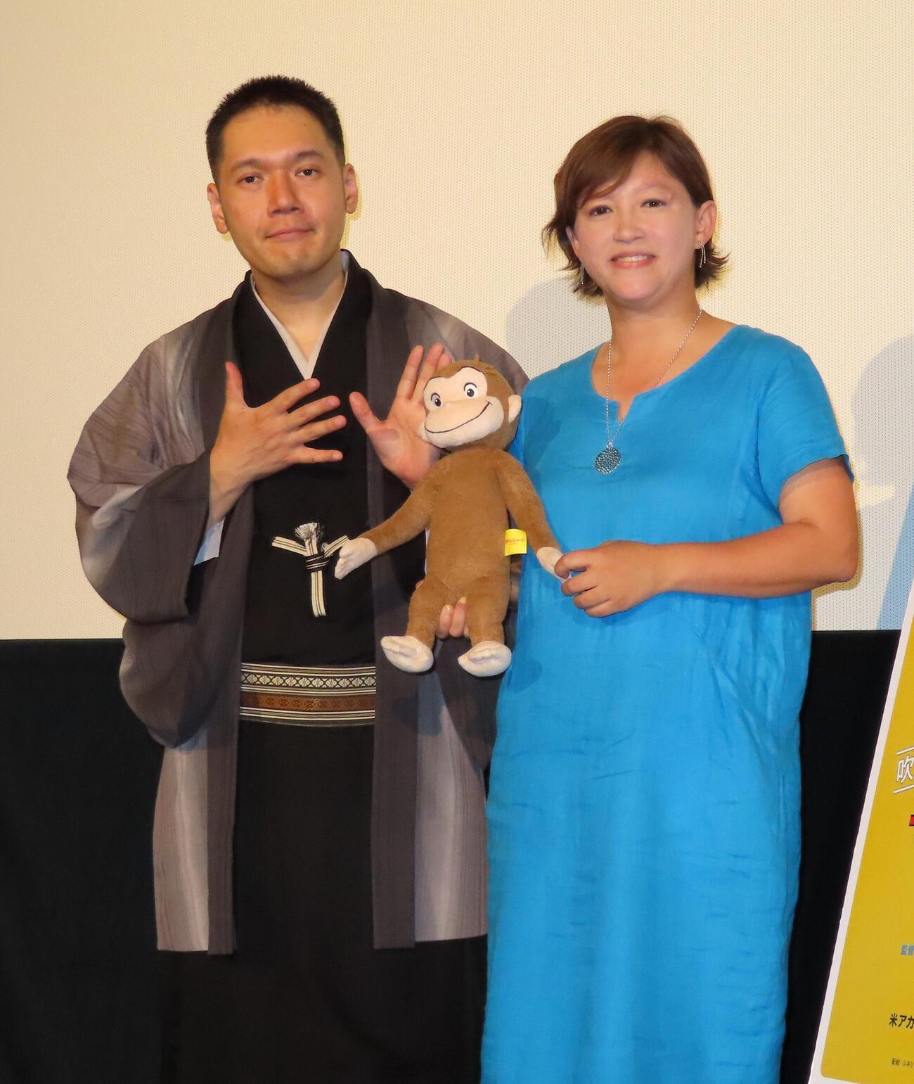 「モンキービジネスおさるのジョージ著者の大冒険」公開記念特別イベントに登壇した、左から神田伯山、山崎エマ