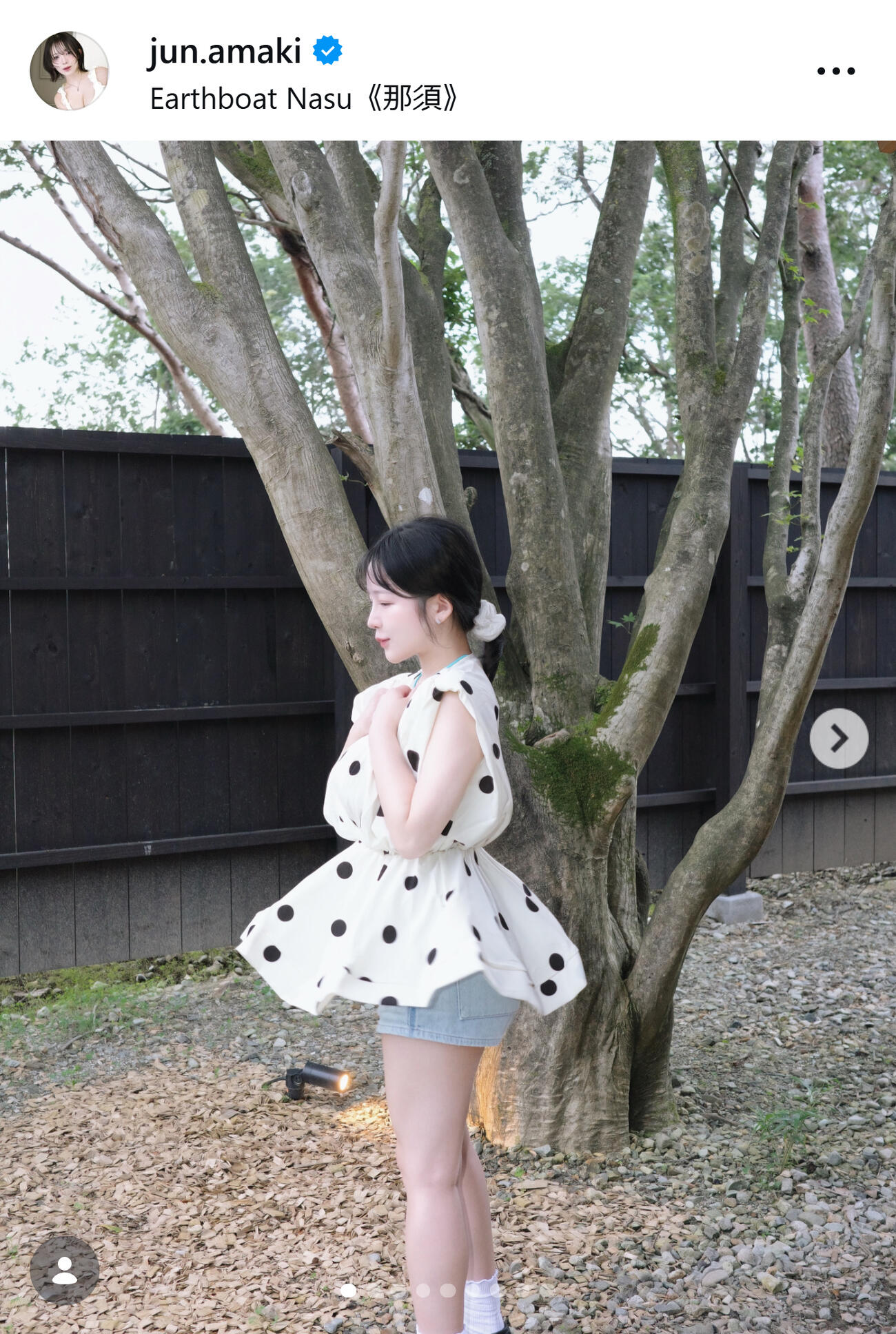 ミニワンピ姿の天木じゅん（天木じゅんのインスタグラムから）