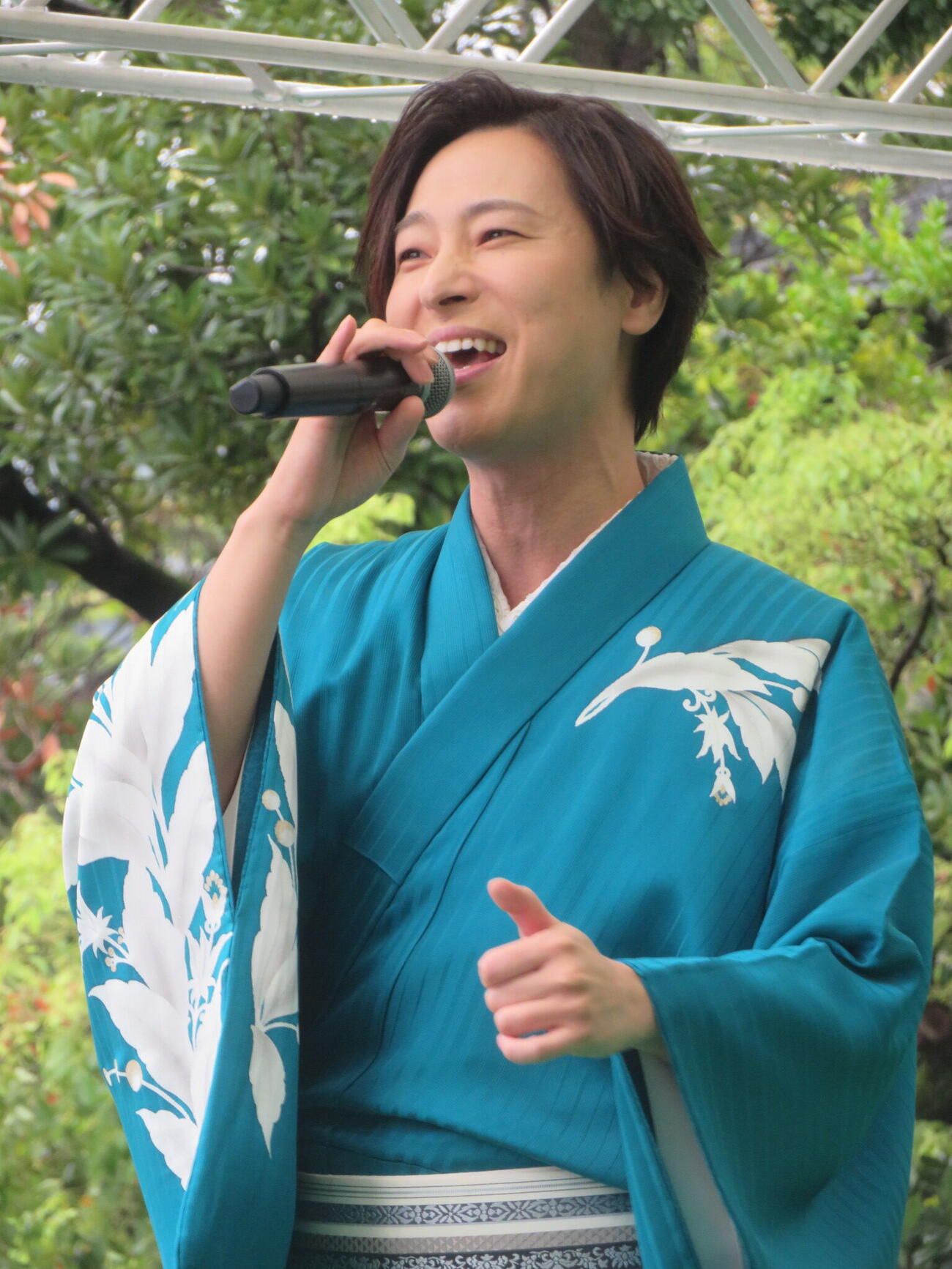 富岡八幡例大祭で楽曲奉納を行った山内惠介（撮影・川田和博）