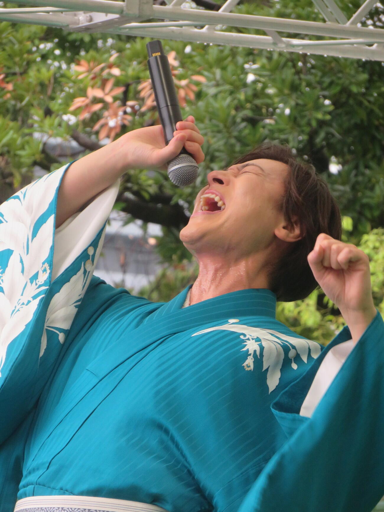 富岡八幡例大祭の楽曲奉納で、ロックアーティストばりい熱唱する山内惠介（撮影・川田和博）