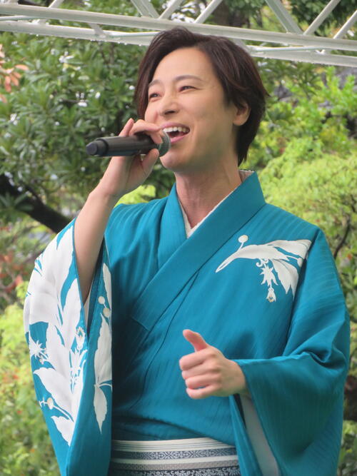 富岡八幡宮で初楽曲奉納の山内惠介、ロックミュージシャンばり熱唱の理由
