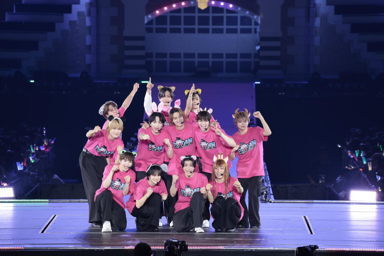 「EBiDAN THE LIVE 2026」でパフォーマンスする、前列左から高岡ミロ、伊藤壮吾、高田彪我、柴崎岳、中列左から飯島颯、吉田仁人、佐野勇斗、塩﨑太智、志村玲於、後列左から田中雅久、池田彪馬、田中洸希