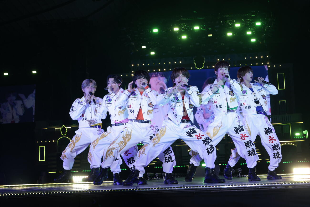 「EBiDAN THE LIVE 2026」でパフォーマンスするLienel。左から高桑真之、森田璃空、武田創世、芳賀柊斗、高岡ミロ、近藤駿太