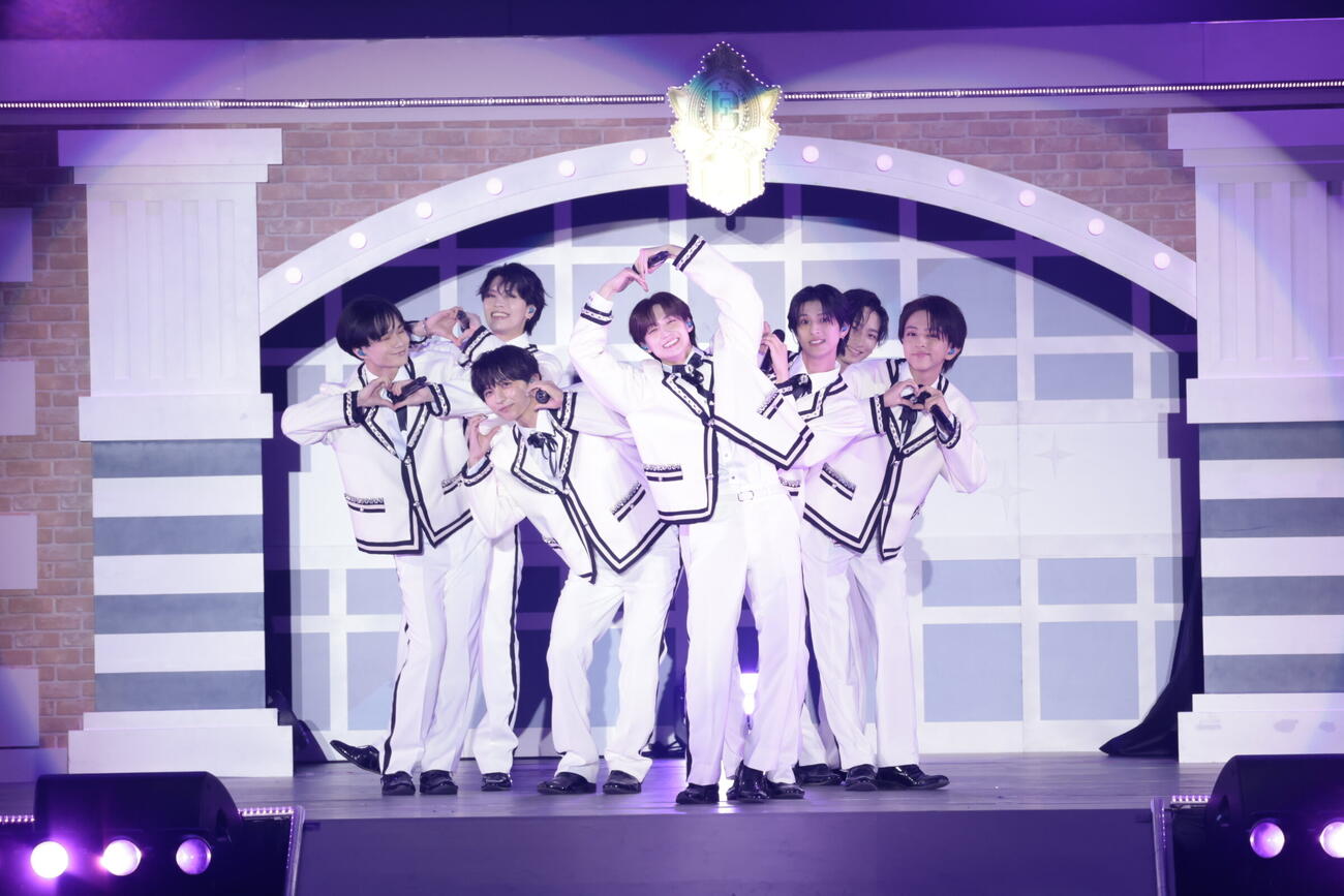 「EBiDAN THE LIVE 2026」でパフォーマンスするICEx。左から中村旺太郎、千田波空人、竹野世梛、志賀李玖、阿久根温世、筒井俊旭、八神遼介