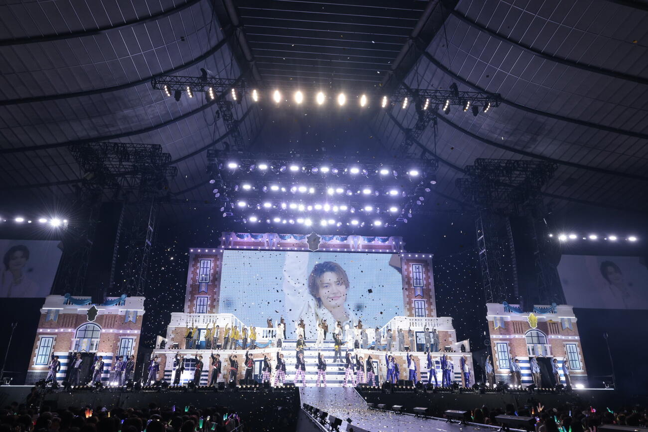 「EBiDAN THE LIVE 2026」でパフォーマンスする佐野勇斗（画面内）らEBiDANメンバー