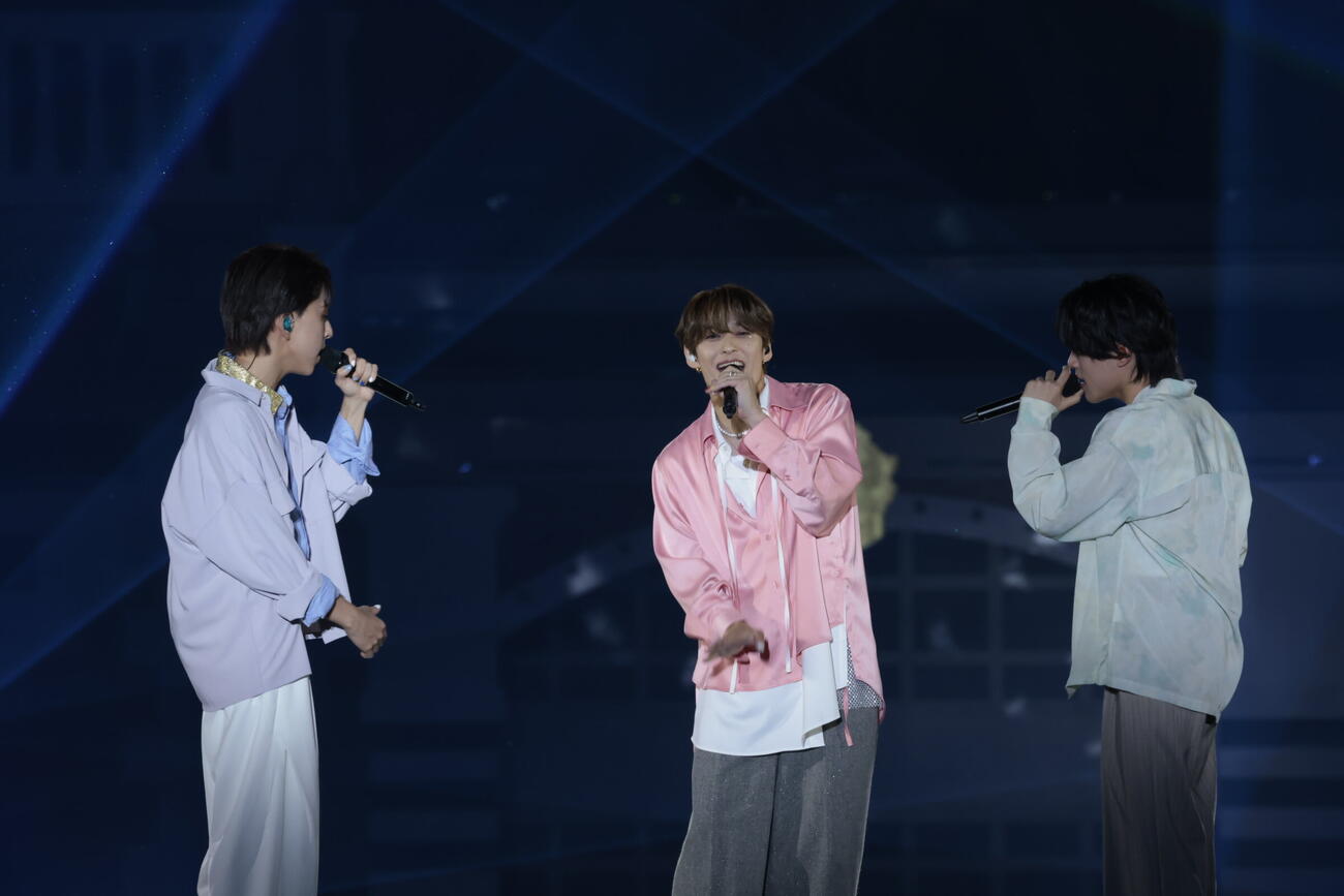 「EBiDAN THE LIVE 2026」でパフォーマンスする、左から八神遼介、TETTA、武田創世