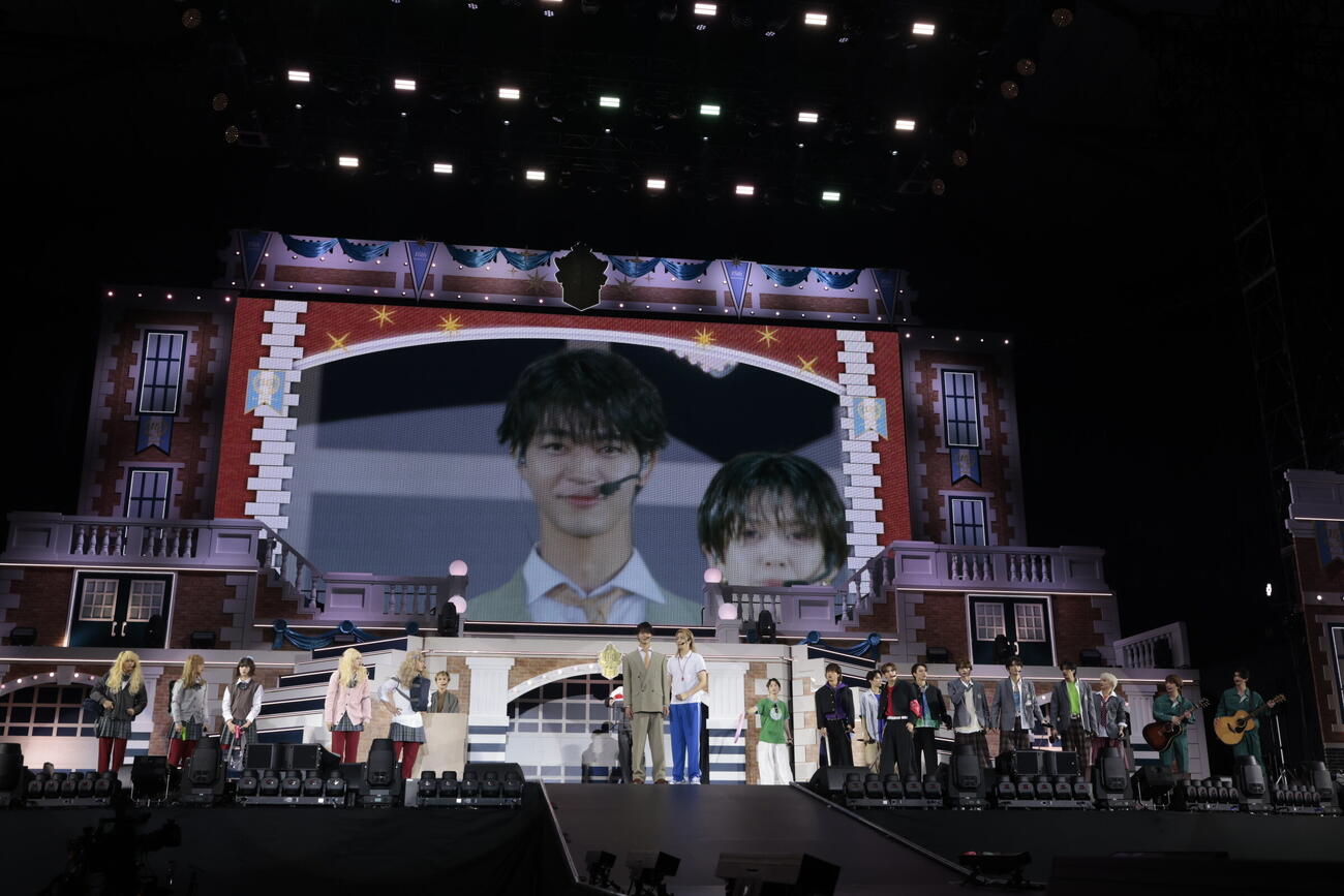 「EBiDAN THE LIVE 2026」の演劇パートで演技する吉澤要人（中央左）タカシ（中央右）ら