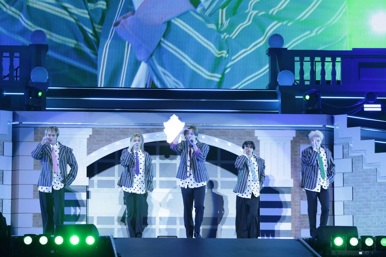 「EBiDAN THE LIVE 2026」でパフォーマンスする、左からKEVIN、タカシ、カイ、FUMINORI、ユーキ